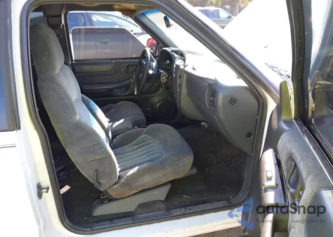 2001 Chevrolet S-10 Ls из США, поврежденный, VIN 1GCCS19WX18173757